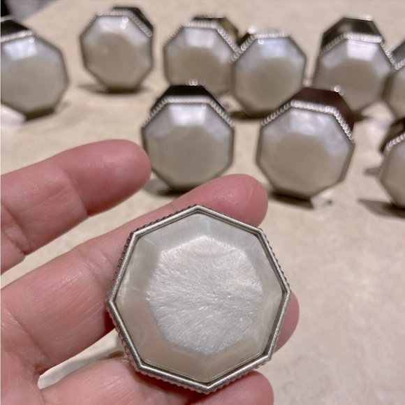 Liberty 1-1/2" Satin Nickel- Faux Capiz Insert Cabinet Knobs (12) P33755C-CPZ-C - Picture 5 of 9